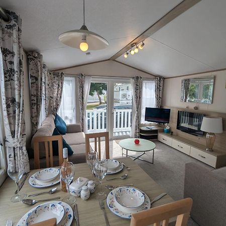 Lovely Bright And Airy Caravan On The 5 Star Shorefield Country Park Entertainment Passes Included Milford-on-Sea Exteriér fotografie
