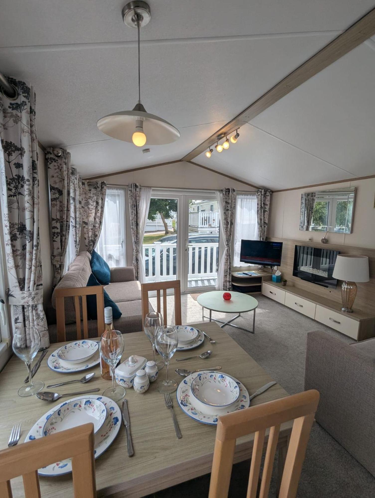 Lovely Bright And Airy Caravan On The 5 Star Shorefield Country Park Entertainment Passes Included Milford-on-Sea Exteriér fotografie