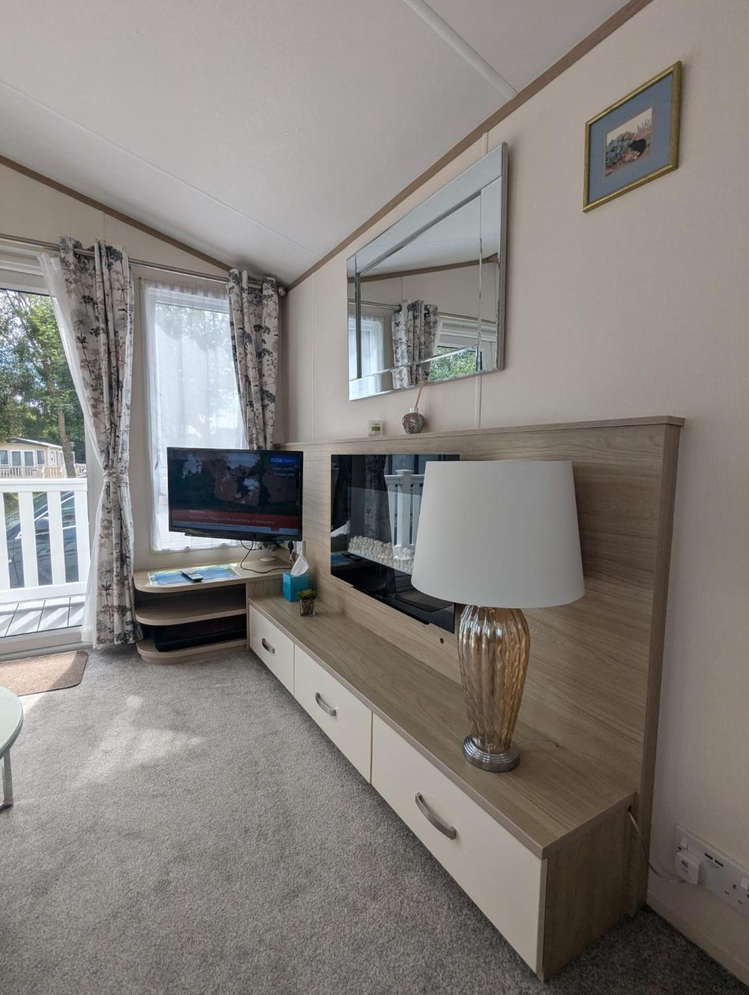 Lovely Bright And Airy Caravan On The 5 Star Shorefield Country Park Entertainment Passes Included Milford-on-Sea Exteriér fotografie