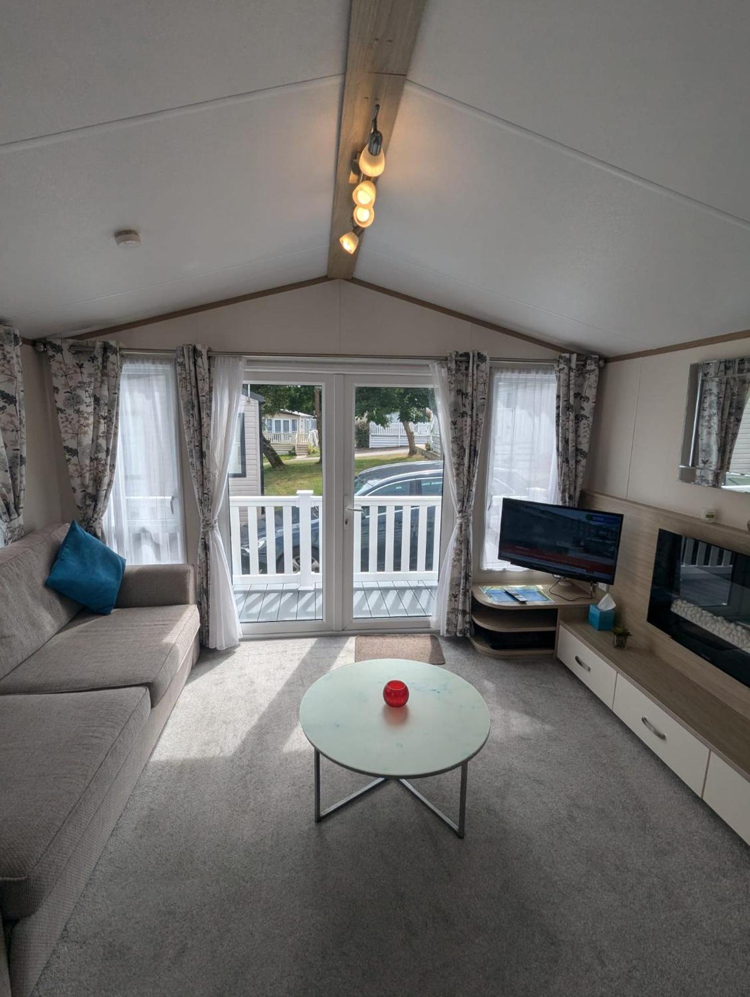 Lovely Bright And Airy Caravan On The 5 Star Shorefield Country Park Entertainment Passes Included Milford-on-Sea Exteriér fotografie